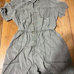 Casual Olive Green Button-Up Romper
MUST PAY SHIPPING